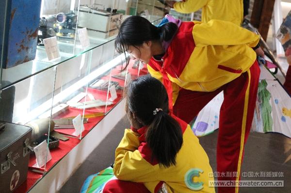 22小学生接受法治洗礼